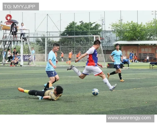 足球阿呆的奇幻旅程从草根到职业联赛的成长故事