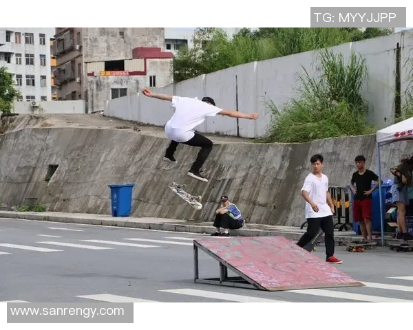 重庆滑板队在极限运动嘉年华中的拼搏与梦想追逐之旅 重庆滑板队在极限运动嘉年华中的拼搏与梦想追逐之旅